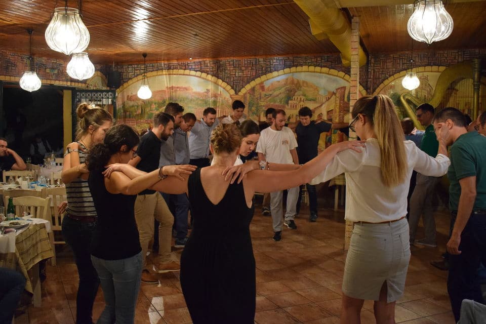 Cours de danse folklorique grecque avec dîner et musique en direct