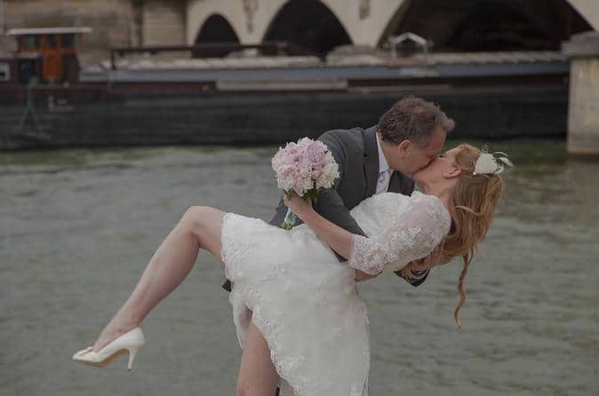 Cérémonie de renouvellement des vœux de mariage à la Tour Eiffel de Paris avec séance de photos