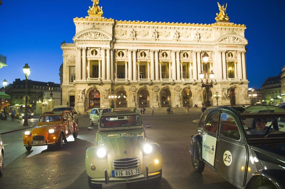 Visite guidée privée de Paris de nuit en Citroën 2CV