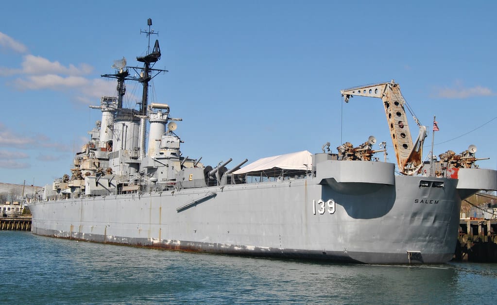 USS Salem et le musée de la construction navale des États-Unis.