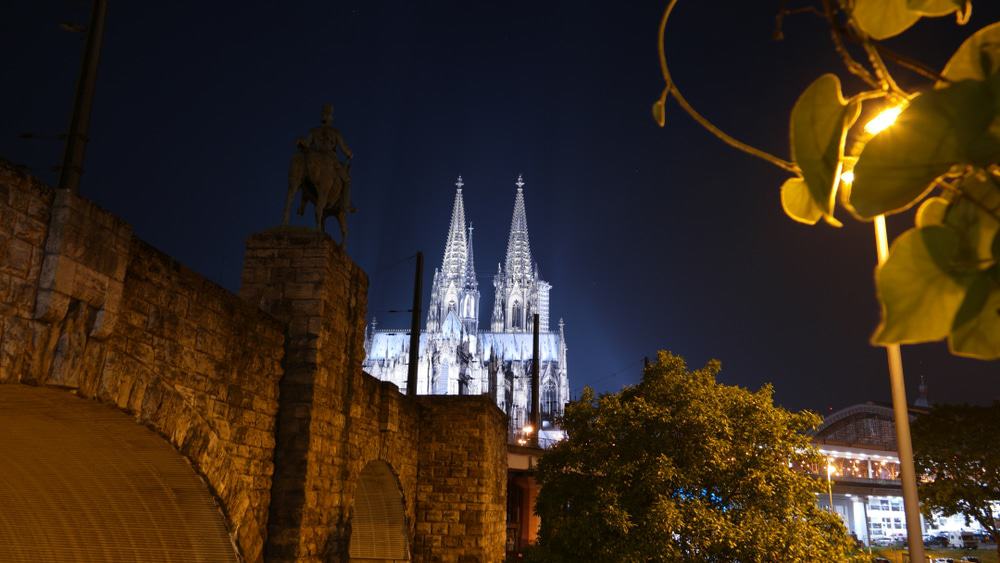 La cathédrale de Cologne de nuit