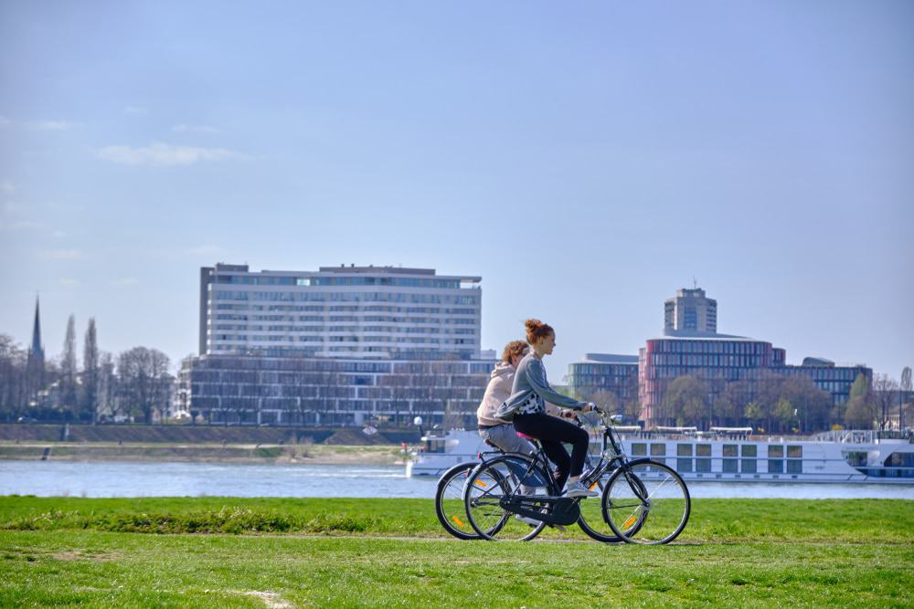 Cologne à bicyclette le long du Rhin