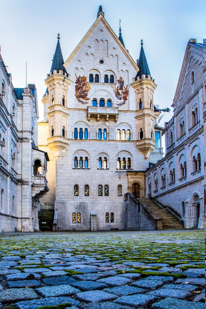 Cour pavée du château de Neuschwanstein